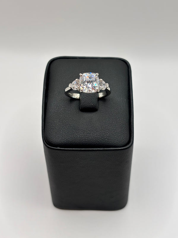 טבעת כסף עם אבן סברובסקי – עיצוב יוקרתי