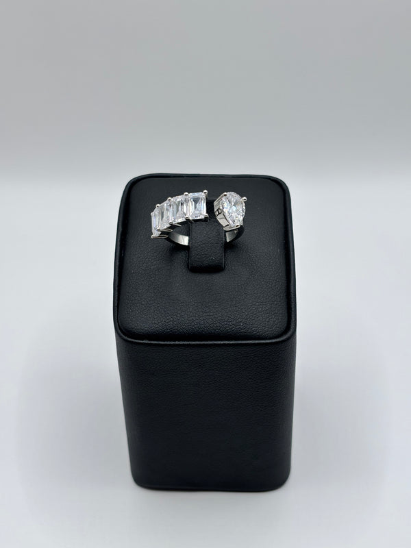 טבעת כסף עם אבן סברובסקי – עיצוב יוקרתי