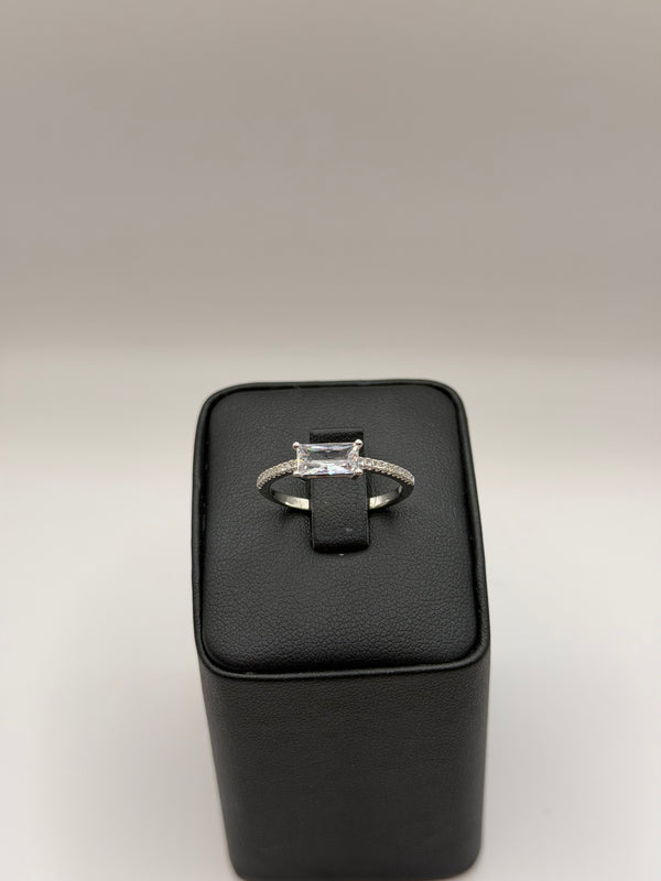 טבעת כסף עם אבן סברובסקי – עיצוב יוקרתי