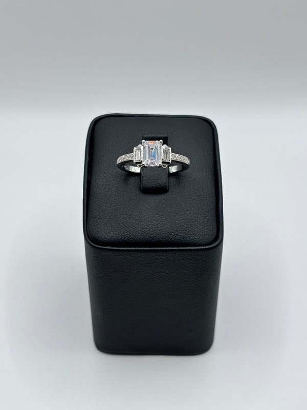 טבעת כסף עם אבן סברובסקי – עיצוב יוקרתי