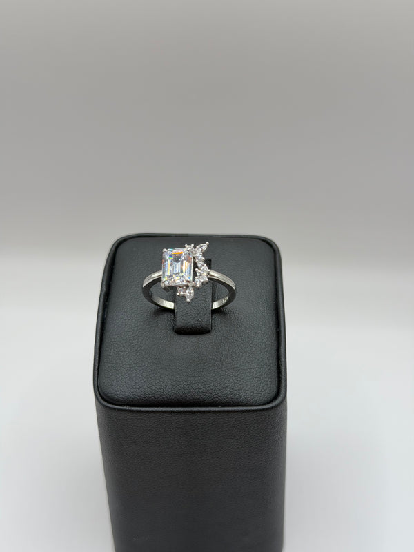 טבעת כסף עם אבן סברובסקי – עיצוב יוקרתי