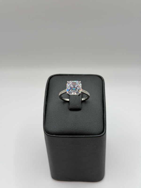 טבעת כסף עם אבן סברובסקי – עיצוב יוקרתי