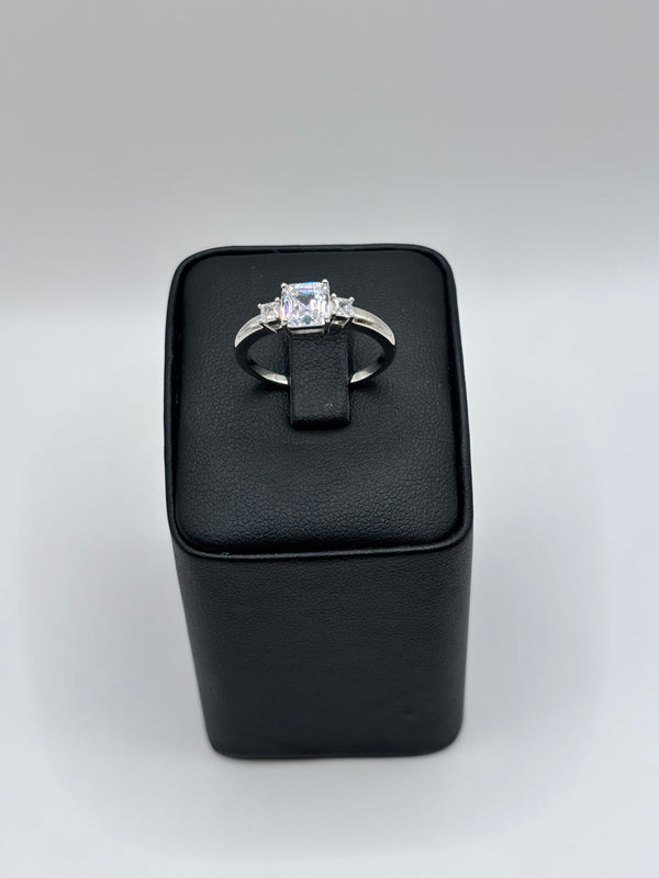 טבעת כסף עם אבן סברובסקי – עיצוב יוקרתי