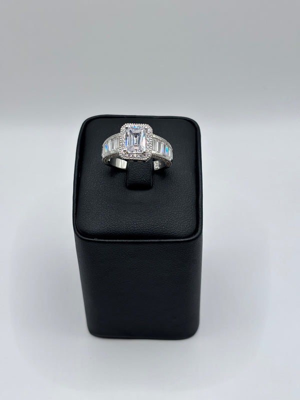 טבעת כסף עם אבן סברובסקי – עיצוב יוקרתי